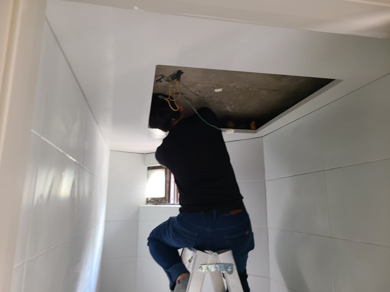 사다리 위 천장 배관 점검 — 배관 내시경